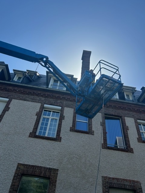Clinique de l'Ange Gardien — Travaux à la nacelle pour bouchement cheminée